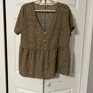 Size L leopard print short sleeve top.